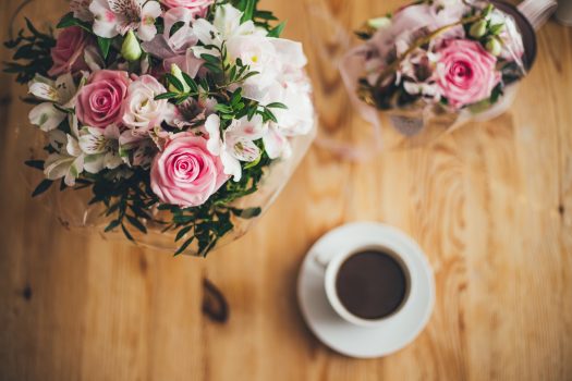 花束とコーヒーカップ