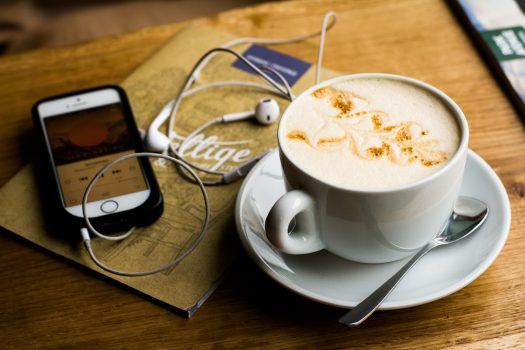 コーヒーとスマートフォン