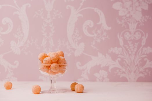 カップにお菓子が入っています
